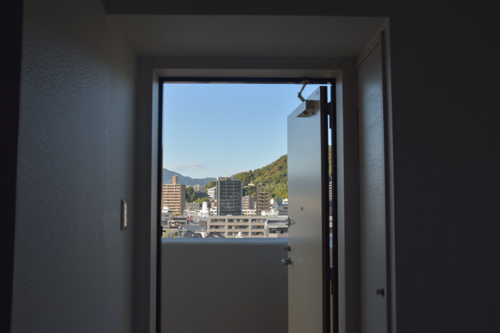 牛田の新築賃貸マンション「ビーズヒルズ ステージ」の玄関からの眺め